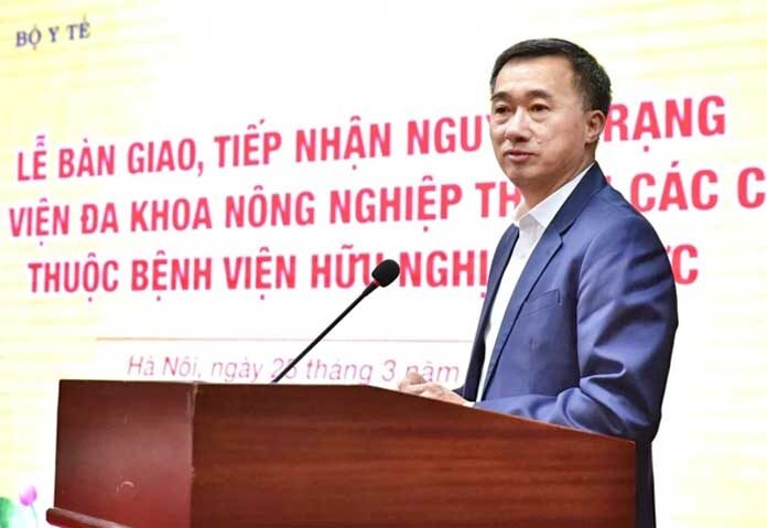 นายถวน อายุ 56 ปี ได้รับแต่งตั้งเป็นรัฐมนตรีช่วยว่าการกระทรวงสาธารณสุขในปี 2020 และประธานสภาการแพทย์แห่งชาติในปี 2024 การจับกุมตัวเขาเกิดขึ้นในระหว่างการสอบสวนของตำรวจที่เกี่ยวข้องกับ “การลักลอบนำเข้า” และ “การละเมิดระเบียบการบัญชีที่ก่อให้เกิดผลร้ายแรง” ในบริษัท เวียดมี่ เมดิคอล อินเวสต์เมนต์ จำกัด (มหาชน) ตามแถลงการณ์ของกระทรวง