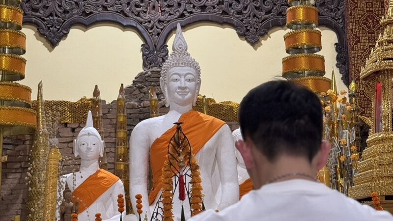 อั้ม อธิชาติ