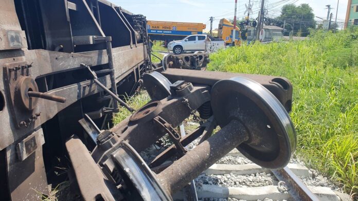รถไฟบรรทุกสินค้าตกราง
