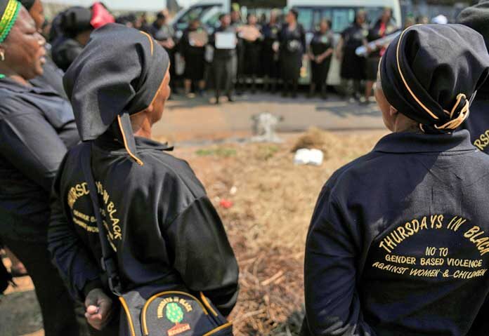 กลุ่มสตรีจากโบสถ์แห่งหนึ่งร่วมแสดงความไว้อาลัย ณ จุดที่พบศพหญิงวัย 38 ปี ซึ่งเสียชีวิตขณะออกวิ่งเมื่อสัปดาห์ที่แล้ว ในย่านเคมป์ตันพาร์ก ทางตะวันออกของเมืองโจฮันเนสเบิร์ก ประเทศแอฟริกาใต้ เมื่อวันพฤหัสบดีที่ 17 กันยายน 2026