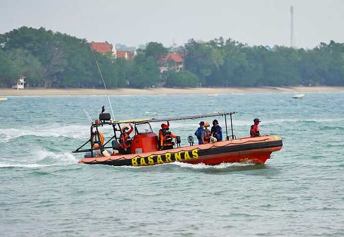 หน่วยงานดังกล่าวระบุว่า เรือ Virgo Transport 8 ออกเดินทางเมื่อวันเสาร์จากเมืองสุราบายาในจังหวัดชวาตะวันออก มุ่งหน้าไปยังเมืองบันจาร์มาซินในจังหวัดกาลีมันตันใต้ ก่อนที่จะขาดการติดต่อ นาย I Putu Sudayana หัวหน้าสำนักงานประจำเมืองบันจาร์มาซินของหน่วยงานดังกล่าว กล่าวผ่านแถลงการณ์ทางวิดีโอว่า มีผู้ได้รับการอพยพแล้ว 103 คนโดยใช้เรือลำอื่น ๆ และบางส่วนจะถูกนำตัวไปยังท่าเรือในจังหวัดชวาตะวันออก