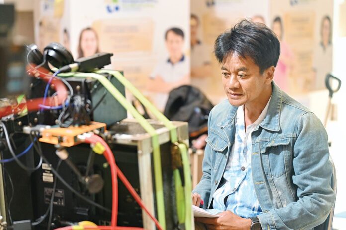 เบื้องหลังมายา