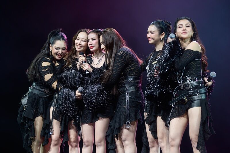 ใบเตย สุดปลื้ม! จัดแฟนคอนฯ ฉลอง 15 ปี ขนเพลงฮิตระเบิดความมัน 3 ชั่วโมงเต็ม