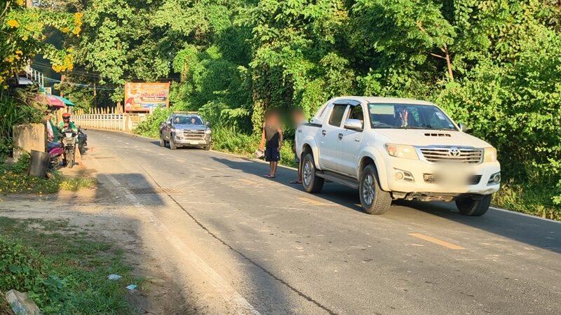 กระบะชนเจ้าอาวาสศรีสะเกษขณะบิณฑบาต คนขับอ้างแดดแยงตา