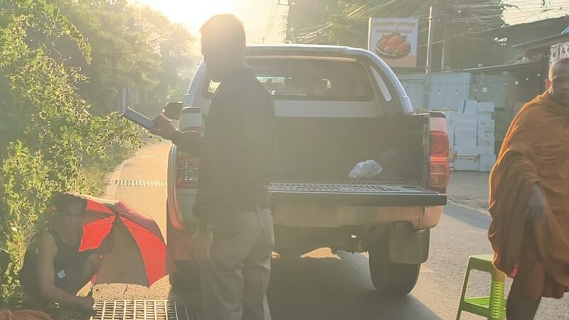 กระบะชนเจ้าอาวาสศรีสะเกษขณะบิณฑบาต คนขับอ้างแดดแยงตา