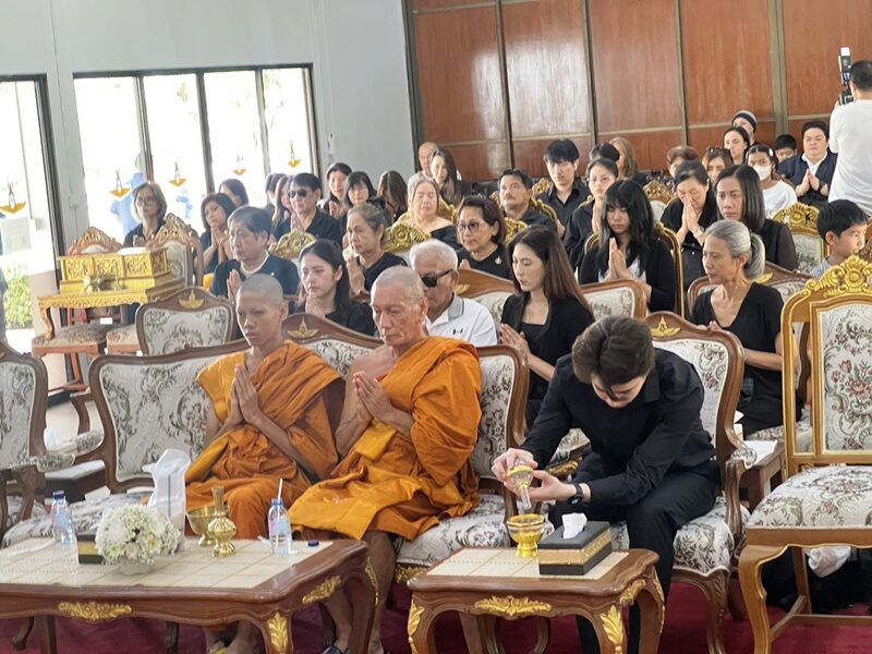 เผาศพ ต๋อง วงทู ลูกสาวเปิดใจทั้งน้ำตาคุณพ่อหลับในอ้อมกอด 