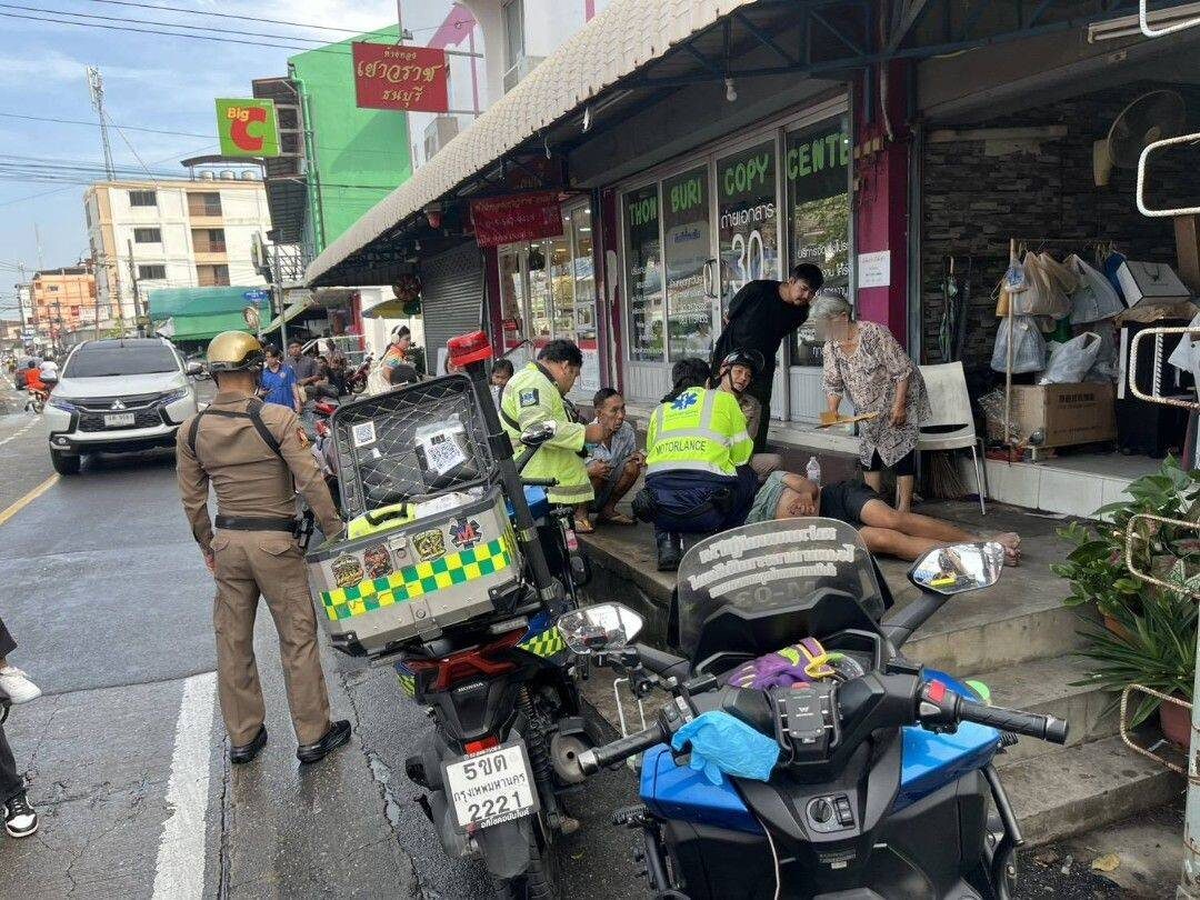 Traffic Police Officer Saves Man Having Seizure in Bangkok