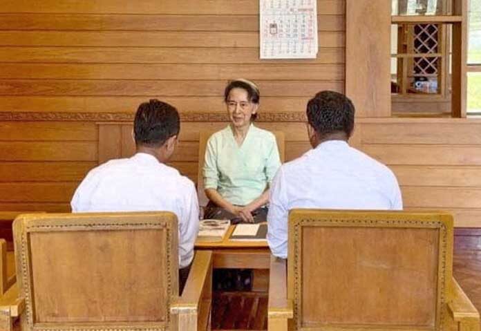 อองซานซูจี อดีตผู้นำเมียนมา รับมอบหนังสือและจดหมายจากสมเด็จพระเจ้าชาร์ลส์ที่ 3 แห่งสหราชอาณาจักร โดยผ่านทางเจ้าหน้าที่เมียนมา ณ กรุงเนปิดอว์ ประเทศเมียนมา เมื่อวันที่ 19 ตุลาคม 2026