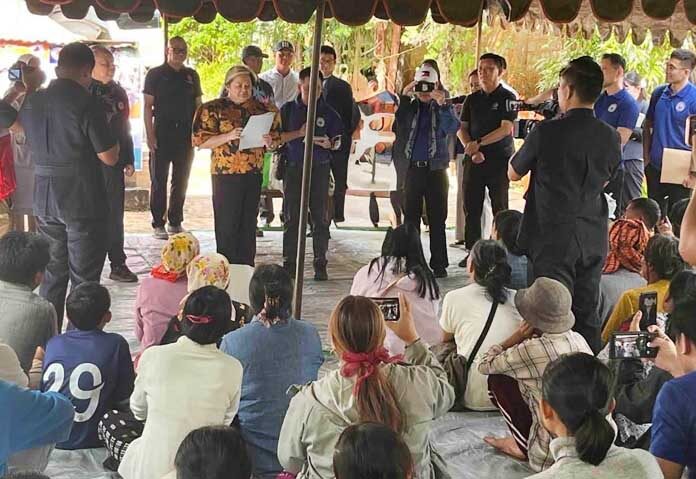 ในภาพถ่ายที่เผยแพร่โดยกระทรวงการต่างประเทศเมียนมาเมื่อวันพุธที่ 28 ตุลาคม 2026 มา เทเรซา พี. ลาซาโร (Ma. Teresa P. Lazaro) (กลาง) ผู้แทนพิเศษของประธานอาเซียนด้านเมียนมา ซึ่งดำรงตำแหน่งรัฐมนตรีว่าการกระทรวงการต่างประเทศฟิลิปปินส์ เดินทางมาถึงพิธีมอบความช่วยเหลือด้านมนุษยธรรมในเมืองตองจี (Taunggyi) รัฐฉานตอนใต้ ประเทศเมียนมา
