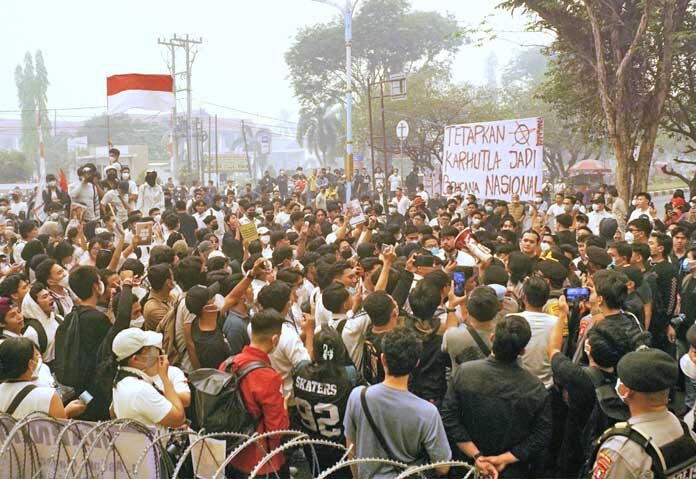 ผู้คนชูป้ายที่มีข้อความว่า "ประกาศให้เหตุการณ์ไฟป่าเป็นภัยพิบัติระดับชาติ" ระหว่างการชุมนุมประท้วงการรับมือของรัฐบาลอินโดนีเซียต่อปัญหาหมอกควันพิษจากไฟป่า ซึ่งปกคลุมหลายเมืองในจังหวัดกาลีมันตันกลาง ประเทศอินโดนีเซีย เมื่อวันศุกร์ที่ 23 ตุลาคม 2026