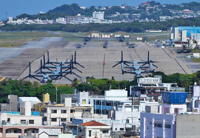ภาพแฟ้มข่าว - เครื่องบินขนส่ง MV-22 Osprey ของสหรัฐฯ จอดอยู่ที่ฐานทัพอากาศนาวิกโยธินสหรัฐฯ ฟูเทนมะ ในเมืองกินโอวัน บนเกาะหลักของหมู่เกาะโอกินาวา ทางตอนใต้ของญี่ปุ่น เมื่อวันอังคารที่ 18 กุมภาพันธ์ 2025