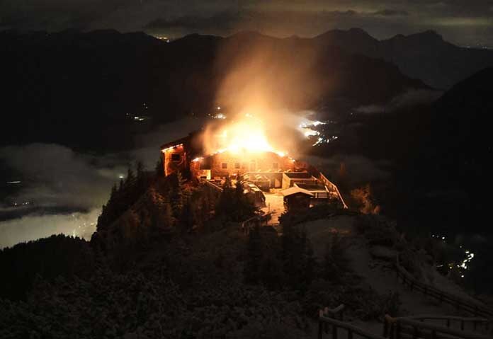 ภาพนี้เผยแพร่โดย 'Bergerlebnis Berchtesgaden' แสดงให้เห็นอาคารที่รู้จักกันในชื่อ 'อีเกิลส์เนสต์' (Eagle's Nest) ซึ่งสร้างขึ้นสำหรับอดอล์ฟ ฮิตเลอร์ บนเทือกเขาแอลป์ในแคว้นบาวาเรีย กำลังถูกไฟลุกไหม้ในช่วงเช้าวันเสาร์ที่ 24 ตุลาคม 2026