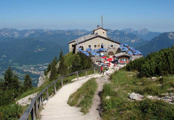ภาพถ่ายเมื่อวันที่ 26 กรกฎาคม ค.ศ. 2007 นี้ เผยให้เห็นเคิลชไตน์เฮาส์ (Kehlsteinhaus) หรือที่รู้จักกันในชื่อ "รังอินทรี" (Eagle's Nest) ซึ่งสร้างขึ้นสำหรับอดอล์ฟ ฮิตเลอร์ ในปี ค.ศ. 1938 ใกล้กับเมืองแบร์ชเทสกาเดิน ประเทศเยอรมนี