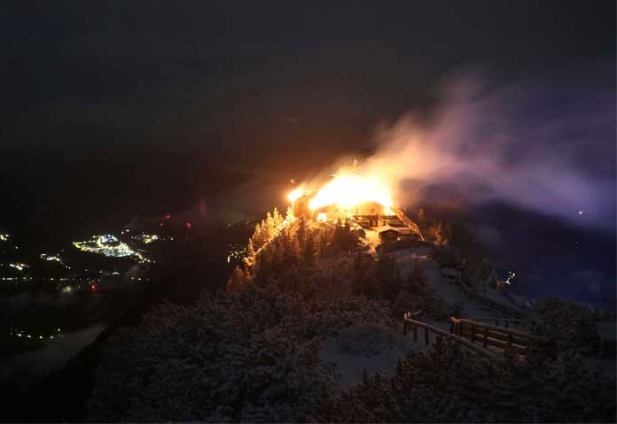 ภาพนี้เผยแพร่โดย 'Bergerlebnis Berchtesgaden' แสดงให้เห็นอาคารที่รู้จักกันในชื่อ 'อีเกิลส์เนสต์' (Eagle's Nest) ซึ่งสร้างขึ้นสำหรับอดอล์ฟ ฮิตเลอร์ บนเทือกเขาแอลป์ในแคว้นบาวาเรีย กำลังถูกไฟลุกไหม้ในช่วงเช้าวันเสาร์ที่ 24 ตุลาคม 2026