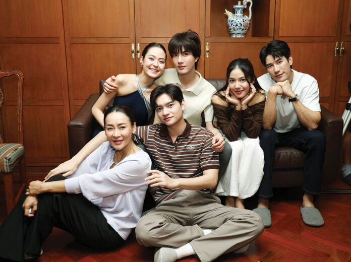 เบื้องหลังมายา