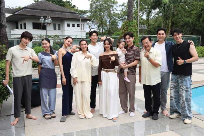 เบื้องหลังมายา