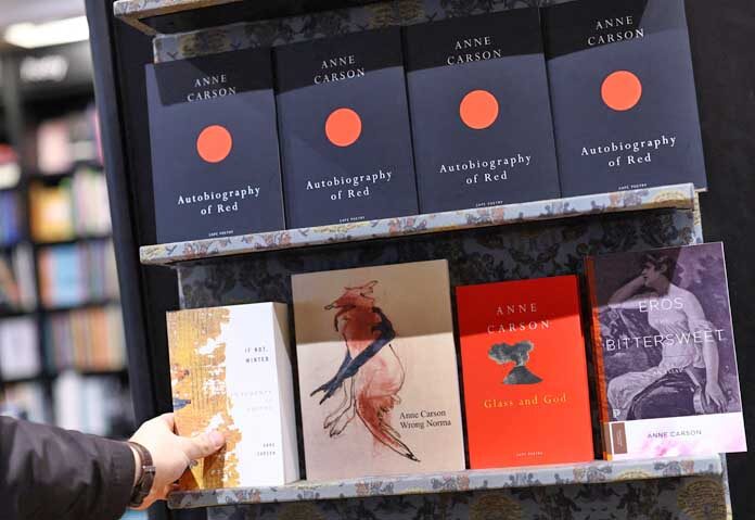 หนังสือของ Anne Carson ผู้ได้รับรางวัลโนเบลสาขาวรรณกรรมประจำปี 2026 ถูกนำมาจัดแสดงที่ร้านหนังสือ Waterstones ในกรุงลอนดอน สหราชอาณาจักร เมื่อวันที่ 8 ตุลาคม 2026
