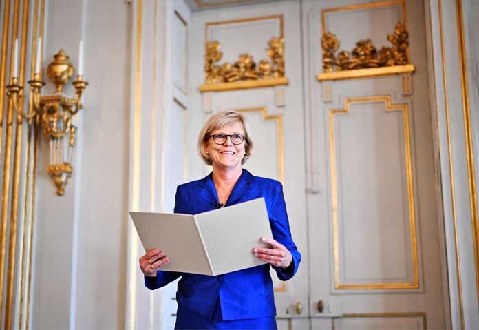 Ingrid Carlberg เลขาธิการถาวรของ Swedish Academy ประกาศว่า Anne Carson นักเขียนชาวแคนาดา ได้รับรางวัลโนเบลสาขาวรรณกรรมประจำปี 2026 ณ กรุงสตอกโฮล์ม ประเทศสวีเดน เมื่อวันที่ 8 ตุลาคม 2026