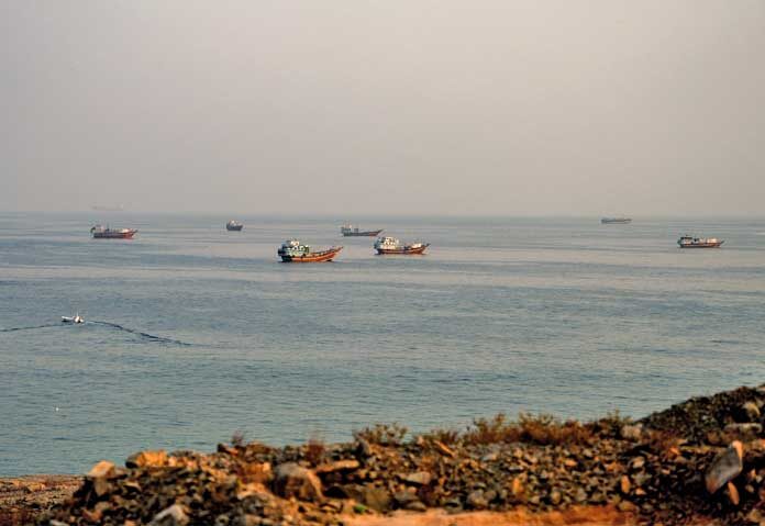 ภาพแฟ้ม: เรือต่าง ๆ บริเวณช่องแคบฮอร์มุซ มองจากมูซันดัม ประเทศโอมาน เมื่อวันที่ 12 ตุลาคม 2026