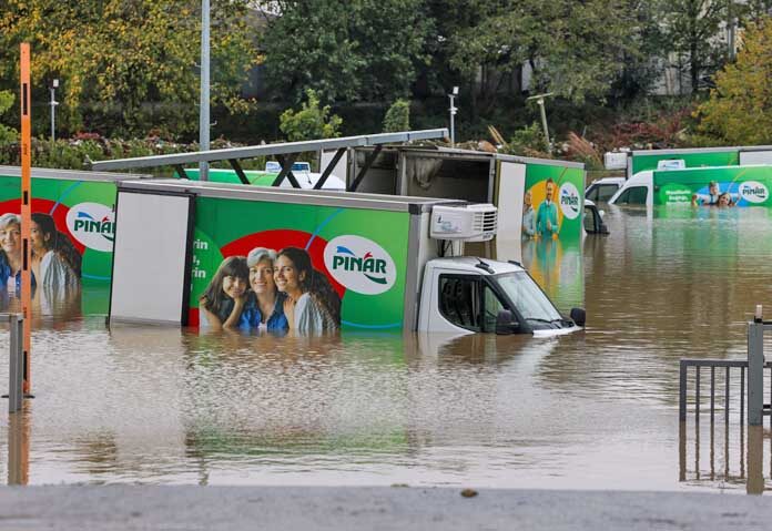 รถบรรทุกบางส่วนจมอยู่ใต้น้ำหลังฝนตกหนักในนครอิสตันบูล ประเทศตุรกี เมื่อวันที่ 15 ตุลาคม 2026