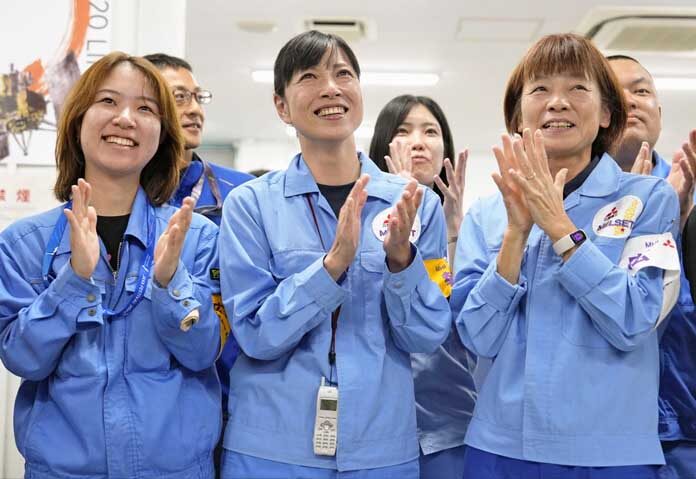 พนักงานขององค์การสำรวจอวกาศญี่ปุ่น (JAXA) และบุคคลอื่น ๆ ร่วมแสดงความยินดีหลังจากยานอวกาศของญี่ปุ่นที่ถูกส่งขึ้นไปกับจรวด H3 สามารถแยกตัวออกจากจรวดได้สำเร็จตามแผนที่วางไว้ ณ ศูนย์อวกาศทาเนงาชิมะ ในจังหวัดคาโกชิมะ ทางตอนใต้ของญี่ปุ่น เมื่อวันอังคารที่ 20 ตุลาคม 2026