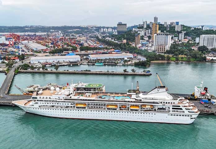 ภาพจากโดรนเผยให้เห็นเรือสำราญ Villa Vie Odyssey ขณะเข้าเทียบท่าที่ท่าเรืออิสระสีหนุวิลล์ (Sihanoukville Autonomous Port) หลังจากผู้พักอาศัยถาวรบนเรือถูกบังคับให้ขึ้นฝั่งในกัมพูชา โดยทางผู้ประกอบการระบุว่า ราคาเชื้อเพลิงที่พุ่งสูงขึ้นอันเป็นผลมาจากความขัดแย้งที่เกี่ยวข้องกับอิหร่าน ทำให้ค่าใช้จ่ายในการเดินเรือสูงเกินกว่าจะแบกรับไหว เหตุการณ์นี้เกิดขึ้นในจังหวัดพระสีหนุ ประเทศกัมพูชา เมื่อวันที่ 28 ตุลาคม 2026