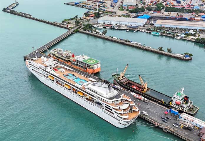 ภาพจากโดรนเผยให้เห็นเรือสำราญ Villa Vie Odyssey ขณะเข้าเทียบท่าที่ท่าเรืออิสระสีหนุวิลล์ (Sihanoukville Autonomous Port) หลังจากผู้พักอาศัยถาวรบนเรือถูกบังคับให้ขึ้นฝั่งในกัมพูชา โดยทางผู้ประกอบการระบุว่า ราคาเชื้อเพลิงที่พุ่งสูงขึ้นอันเป็นผลมาจากความขัดแย้งที่เกี่ยวข้องกับอิหร่าน ทำให้ค่าใช้จ่ายในการเดินเรือสูงเกินกว่าจะแบกรับไหว เหตุการณ์นี้เกิดขึ้นในจังหวัดพระสีหนุ ประเทศกัมพูชา เมื่อวันที่ 28 ตุลาคม 2026