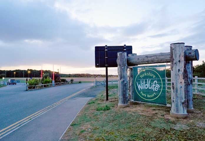 ป้ายระบุทางเข้า Yorkshire Wildlife Park ใกล้เมืองดอนคาสเตอร์ ประเทศอังกฤษ