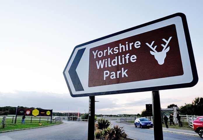 ป้ายระบุทางเข้า Yorkshire Wildlife Park ใกล้เมืองดอนคาสเตอร์ ประเทศอังกฤษ