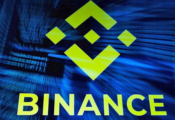 ภาพประกอบนี้แสดงโลโก้ของ Binance และโค้ดของแฮ็กเกอร์ โดยบันทึกไว้เมื่อวันที่ 30 ตุลาคม 2026