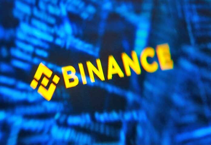 ภาพประกอบนี้แสดงโลโก้ของ Binance และโค้ดของแฮ็กเกอร์ โดยบันทึกไว้เมื่อวันที่ 30 ตุลาคม 2026