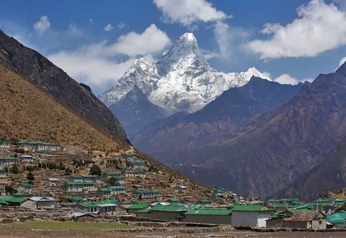ภาพแฟ้ม: ยอดเขาอมา ดับลัม (Mount Ama Dablam) ซึ่งมีความสูงจากระดับน้ำทะเลประมาณ 6,800 เมตร ปรากฏเป็นฉากหลังของหมู่บ้านคุมจุง (Khumjung Village) ในเขตโซลูคุมบู (Solukhumbu District) เมื่อวันที่ 30 เมษายน 2014
