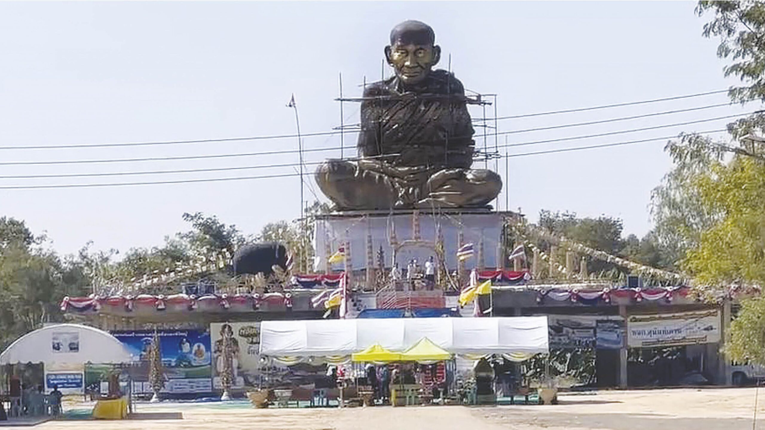 Tourists Visit Wat Nong Kradee to See Giant Statue