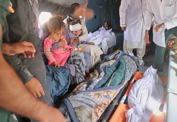 มีการลำเลียงศพและพลเรือนที่ได้รับบาดเจ็บด้วยเฮลิคอปเตอร์ออกจากจุดที่รัฐบาลตาลีบันของอัฟกานิสถานระบุว่าเป็นการโจมตีทางอากาศโดยปากีสถานในช่วงข้ามคืน ในจังหวัดเฮลมานด์ ทางตะวันตกเฉียงใต้ของอัฟกานิสถาน เมื่อวันพฤหัสบดีที่ 1 ตุลาคม 2026