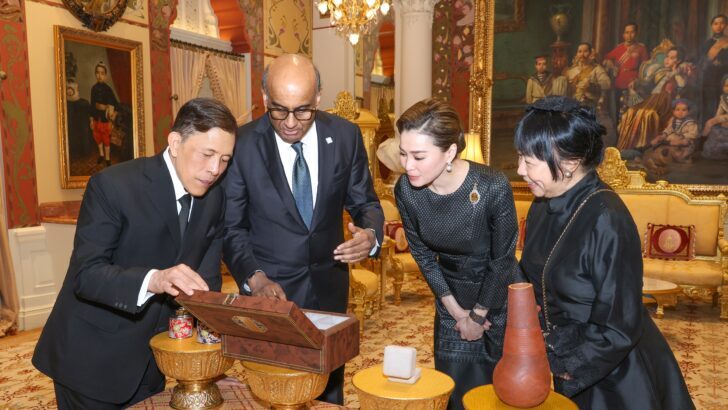 King Receives Singapore President at Dusit Palace