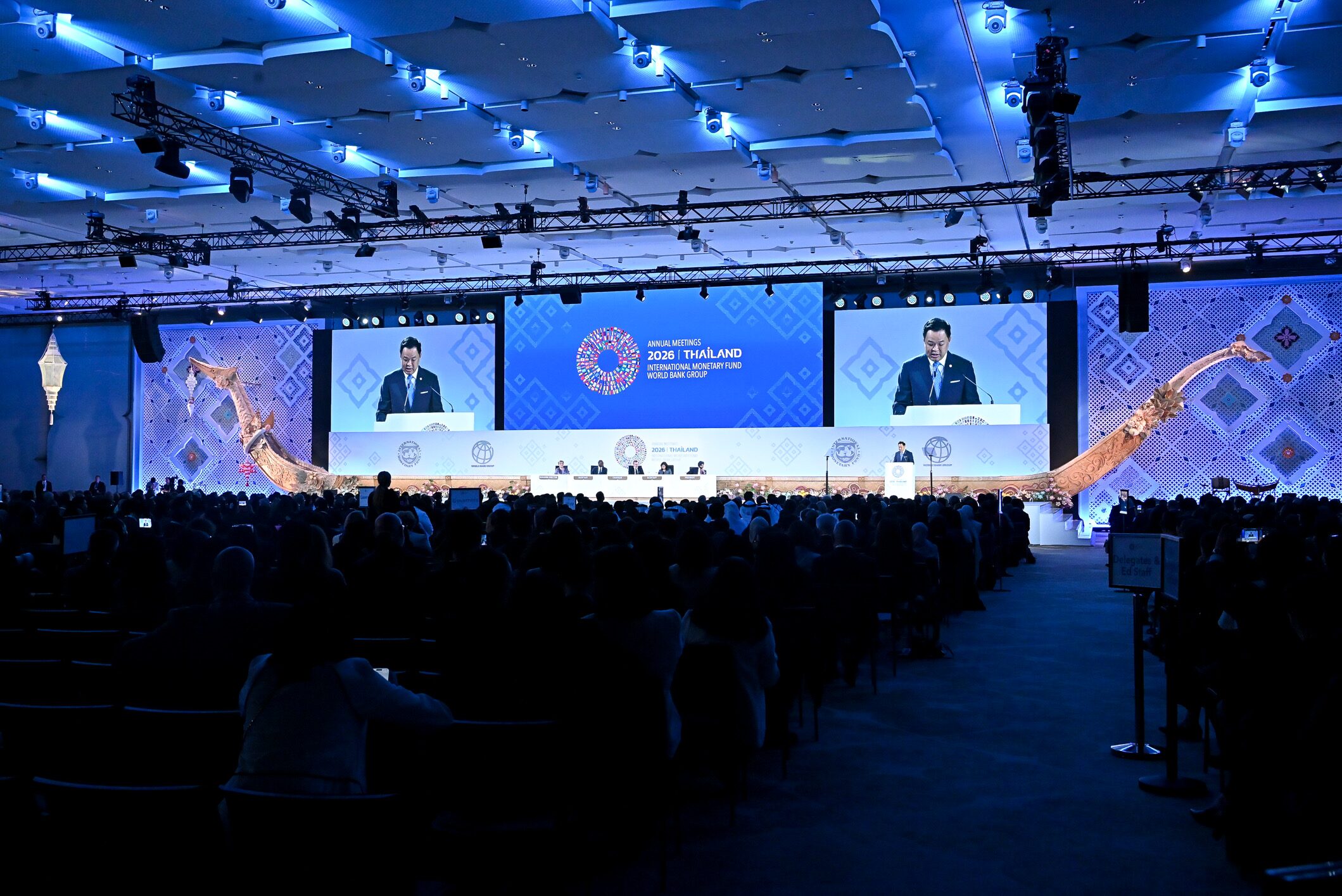 นายกฯ เปิดประชุมใหญ่ IMF-World Bank ชูไทย "ผู้เชื่อมโลก" ขณะม็อบต้านปักหลักค้างคืนแยกพระราม 4 ตำรวจตั้งตู้คอนเทนเนอร์ปิดถนน