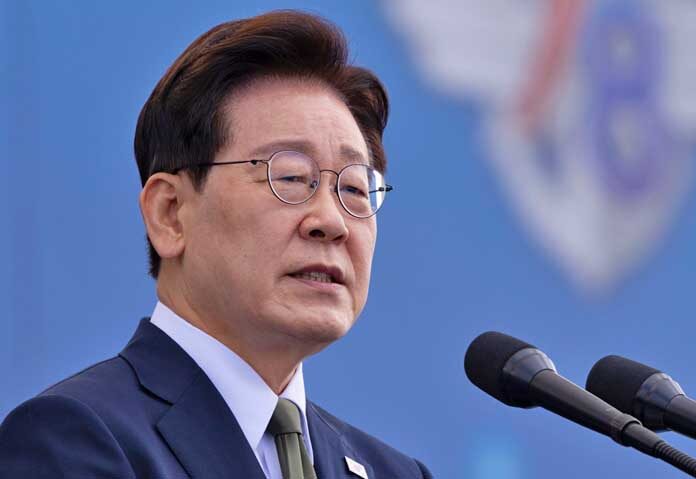 ประธานาธิบดีอี แจ-มยอง ของเกาหลีใต้ กล่าวสุนทรพจน์ระหว่างพิธีเนื่องในวันกองทัพ ณ ฐานทัพแห่งหนึ่งในเมืองคเยรยอง ประเทศเกาหลีใต้ เมื่อวันพฤหัสบดีที่ 1 ตุลาคม 2026