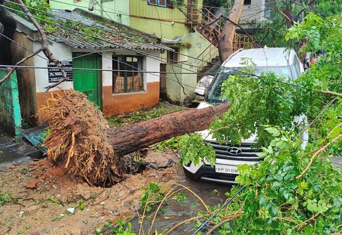 อินเดียอ่วมฝนกระหน่ำ! - ยานพาหนะคันหนึ่งได้รับความเสียหายจากต้นไม้ล้มหลังเหตุการณ์พายุไซโคลนอาร์นาบ (Cyclone Arnab) ในเมืองวิศาขาปัฏฏนัม รัฐอานธรประเทศ ประเทศอินเดีย เมื่อวันที่ 28 ตุลาคม 2026