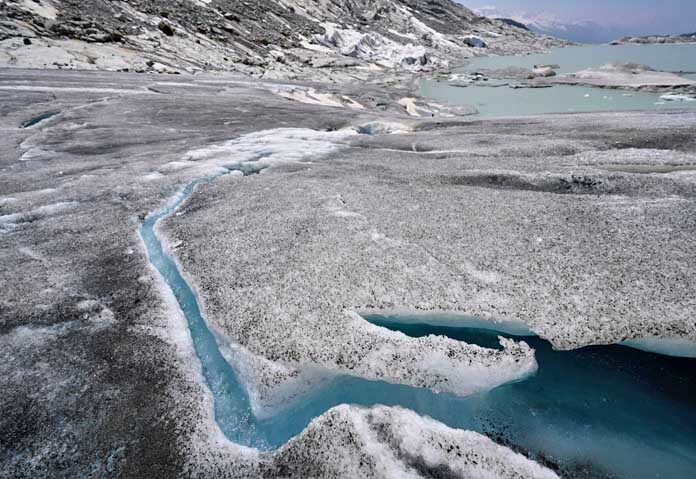 ภาพแฟ้มข่าว — น้ำไหลจากธารน้ำแข็งโรน (Rhone Glacier) ที่กำลังละลาย ใกล้เมืองกอมส์ ประเทศสวิตเซอร์แลนด์ เมื่อวันที่ 10 มิถุนายน 2025
