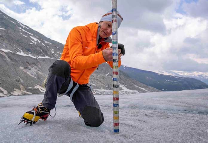 ภาพแฟ้มข่าว - Matthias Huss นักธารน้ำแข็งจาก ETH (สถาบันเทคโนโลยีแห่งสหพันธ์สวิส) และหัวหน้าเครือข่ายการตรวจวัด Glamos ของสวิตเซอร์แลนด์ กำลังตรวจสอบความหนาของธารน้ำแข็ง Rhone ใกล้เมือง Goms ประเทศสวิตเซอร์แลนด์ เมื่อวันที่ 16 มิถุนายน 2023