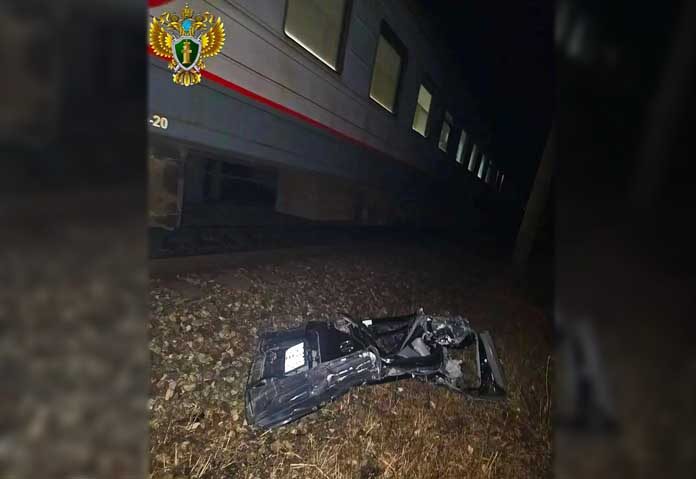 รัสเซียเผย - หน่วยงานการรถไฟท้องถิ่นรายงานว่า มีผู้เสียชีวิต 6 รายและบาดเจ็บ 1 ราย จากเหตุรถไฟพุ่งชนรถมินิบัสในเขตปกครองตนเองยิว (Jewish Autonomous Region) ทางตะวันออกไกลของรัสเซีย โดยเจ้าหน้าที่การรถไฟระบุว่า รถมินิบัสคันดังกล่าวพยายามขับข้ามทางรถไฟในขณะที่สัญญาณไฟเป็นสีแดง จึงถูกรถไฟโดยสารขบวนหนึ่งที่กำลังมุ่งหน้าไปยังเมืองบลาโกเวชเชนสค์ (Blagoveshchensk) พุ่งชนเข้าอย่างจัง