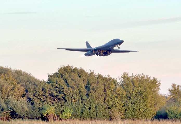 ภาพจากวิดีโอในสื่อสังคมออนไลน์เผยให้เห็นเครื่องบินทิ้งระเบิด B-1 กำลังทะยานขึ้นจากฐานทัพอากาศ RAF Fairford ในเมืองแฟร์ฟอร์ด มณฑลกลอสเตอร์เชียร์ ประเทศอังกฤษ เมื่อวันที่ 4 ตุลาคม 2026 เหตุการณ์นี้เกิดขึ้นในขณะที่สหรัฐฯ กำลังเคลื่อนย้ายเครื่องบินทิ้งระเบิด B-1 ออกจากพื้นที่ เพียงหนึ่งสัปดาห์หลังจากมีการจับกุมชายหลายคนในข้อหาสงสัยว่ากระทำความผิดตามกฎหมายว่าด้วยวัตถุระเบิด