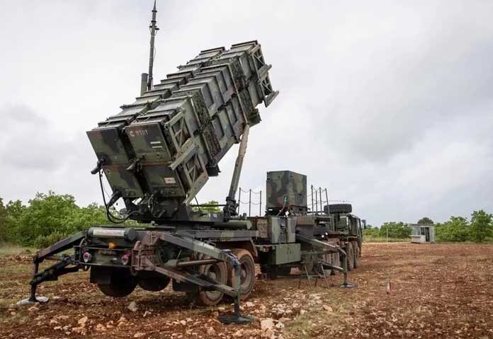 กระทรวงการต่างประเทศสหรัฐฯ กล่าวว่าขีปนาวุธสกัดกั้น PAC-3 ขั้นสูงจะมีราคา 2.1 พันล้านดอลลาร์ และจะ "ได้รับเงินทุนทั้งหมด" จากพันธมิตรของเคียฟในยุโรปและแคนาดา เมื่อคืนวันศุกร์ เซเลนสกีได้ย้ำคำเรียกร้องให้สหรัฐฯ เร่งการปล่อยขีปนาวุธแพทริออต ซึ่งเป็นอาวุธที่มีประสิทธิภาพเพียงอย่างเดียวในการยิงสกัดขีปนาวุธพิสัยไกลของรัสเซีย