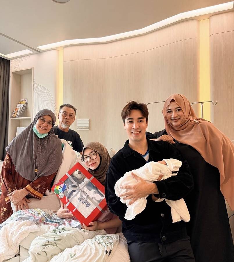 แห่ยินดีพระเอก ฟีฟ่า คุณพ่อป้ายแดง ภรรยาคลอดลูกชาย